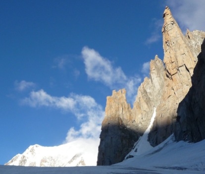A l'entrée de la combe Maudite, le Mont Blanc en toile de fond